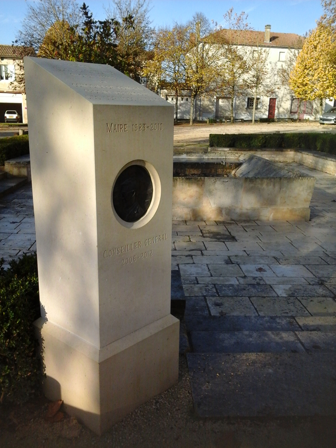 MONUMENT_COMMEMORATIF_DU_MAIRE__ET_CONSEILLER_GENERAL_MR_SAULNIER_-_VILLEFAGNAN_(16)