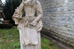 Statue_des_attrbiuts_du_jardinage_en_pierre