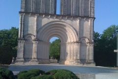 FACADE ROMANE AIRE DE LOZAY AUTOROUTE PARIS BORDEAUX